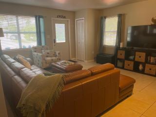 Happy House - cozy, cute rental - LOCATION! - 2