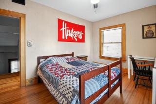 Historic Omaha Manor DT Near Zoo and Pool Table - 9