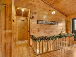 WaterFront Cabin Hot Tub Kayaks Firepit Game Consoles - 9