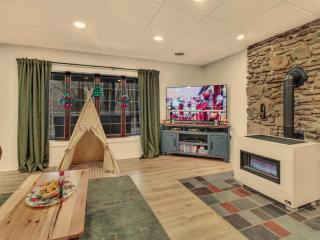 WaterFront Cabin Hot Tub Kayaks Firepit Game Consoles - 5