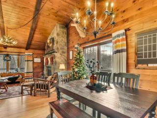 WaterFront Cabin Hot Tub Kayaks Firepit Game Consoles - 3