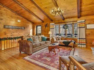 WaterFront Cabin Hot Tub Kayaks Firepit Game Consoles - 2