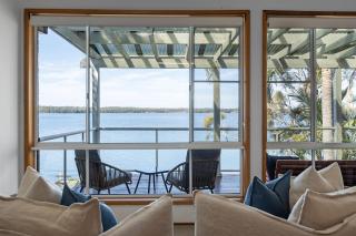 Sunshine Waterfront Lakehouse - 9