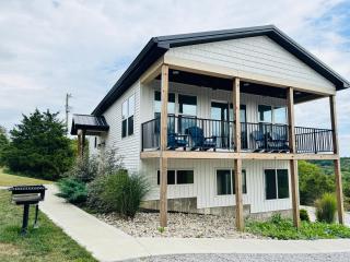 100 Acre Relaxing Retreat Near Ark- The Farmhouse - 9