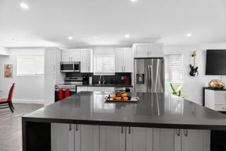 Guitar House Poker Lounge Steps from Hard Rock - 6