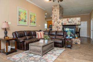 Cozy Texas Getaway with Fireplace Near Lakes - 4