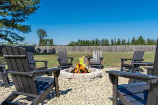 Cozy Texas Getaway with Fireplace Near Lakes - 0