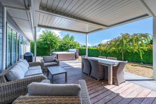 Wanaka Haven Spa Views and fantastic outdoor living - 1
