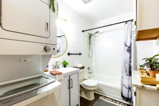 Prime Location Top Rated Clean Parking Free! - 9