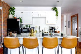 Prime Location Top Rated Clean Parking Free! - 7