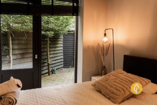 Bright 2-Bedroom Apartment with Garden in Amsterdam South - 7