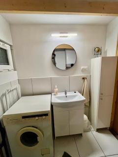 Domek w lesie nad jeziorem Żarnowieckim - 4