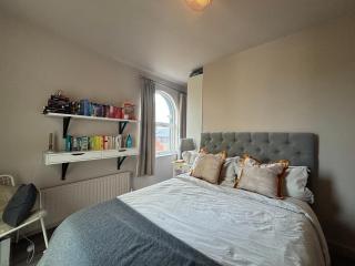 Chic 1BDR Flat in Restored English Pub Est London - 8