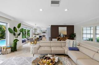 Tropical Villa Retreat with Private Pool & Peaceful Backyard - Stylish Escape in a Tranquil Residential Area - 2