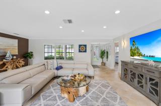 Tropical Villa Retreat with Private Pool & Peaceful Backyard - Stylish Escape in a Tranquil Residential Area - 1