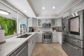 Tropical Villa Retreat with Private Pool & Peaceful Backyard - Stylish Escape in a Tranquil Residential Area - 6