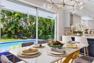 Tropical Villa Retreat with Private Pool & Peaceful Backyard - Stylish Escape in a Tranquil Residential Area - 8