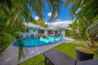Tropical Villa Retreat with Private Pool & Peaceful Backyard - Stylish Escape in a Tranquil Residential Area - 5