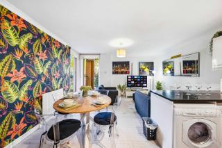 Tower Bridge King Bed En-suite with Parking and Balcony - 0