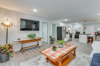 Fire Pit and Yard West Haven Apt, 5 Mi to Yale! - West Haven - 4