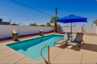 3 Mi to London Bridge Sleek Home with Outdoor Haven - 0