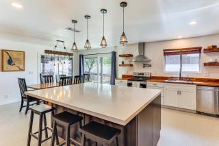 3 Mi to London Bridge Sleek Home with Outdoor Haven - 5