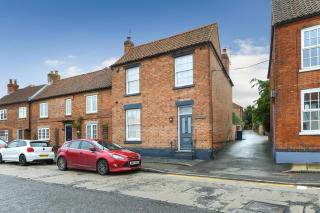 Convenient 3-Bed Near Bingham Station & Town Centre - 6