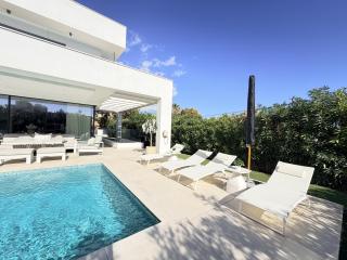 797 HOLIDAY RENTALS - Lujosa y moderna villa en Puerto marina - 2