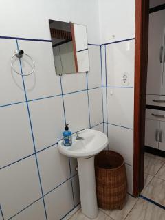 Air conditioning, TV and free parking - Bathroom - 7