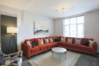 Luxurious 7-Bedroom Home in Solihull, close to NEC & BHX - 3