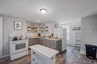 Stylish & Large Top Floor w Private Front Porch - 0