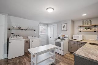 Stylish & Large Top Floor w Private Front Porch - 9