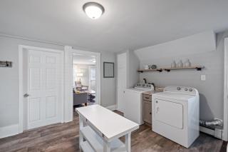 Stylish & Large Top Floor w Private Front Porch - 8