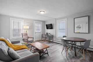 Stylish & Large Top Floor w Private Front Porch - 7