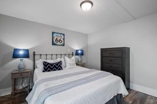 Stylish & Large Top Floor w Private Front Porch - 1