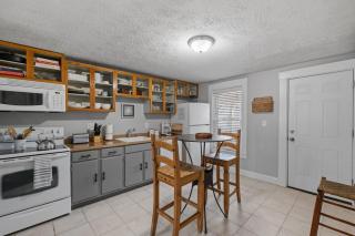 Cozy & Warm 2nd Flr Mid Term Rental - 4