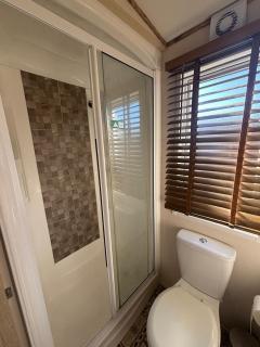 Luxury mini lodge with lakeside views - 4