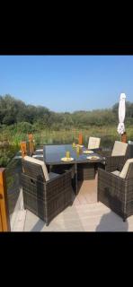 Luxury mini lodge with lakeside views - 1