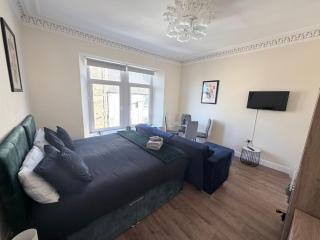 Apartment 4- 216 high street - 0