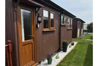 2 Bed Chalet Sleeps 6 - Pets Near Beach Parking - 8