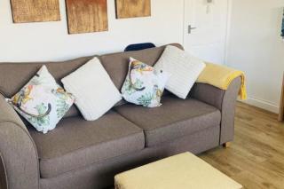 2 Bed Chalet Sleeps 6 - Pets Near Beach Parking - 7