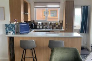 2 Bed Chalet Sleeps 6 - Pets Near Beach Parking - 6