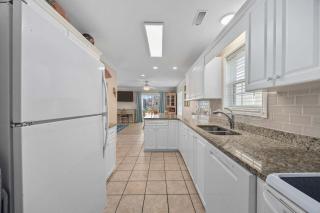 Beach Ball Private Pool Steps 2 Pier by Beach Star - 1