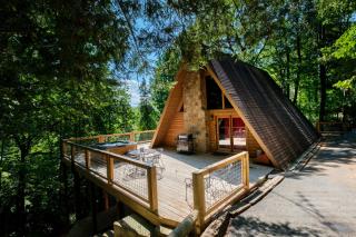 A-Frame cabin- 3BR, pet friendly, hot tub, located between GBurg & Pigeon Forge! - 9