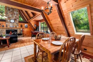 A-Frame cabin- 3BR, pet friendly, hot tub, located between GBurg & Pigeon Forge! - 7