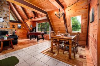 A-Frame cabin- 3BR, pet friendly, hot tub, located between GBurg & Pigeon Forge! - 6