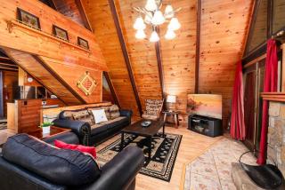 A-Frame cabin- 3BR, pet friendly, hot tub, located between GBurg & Pigeon Forge! - 3