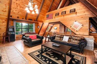 A-Frame cabin- 3BR, pet friendly, hot tub, located between GBurg & Pigeon Forge! - 2