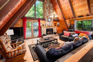 A-Frame cabin- 3BR, pet friendly, hot tub, located between GBurg & Pigeon Forge! - 1