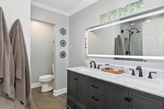 Chic & Cozy Home - Screen Porch & Firepit - 3